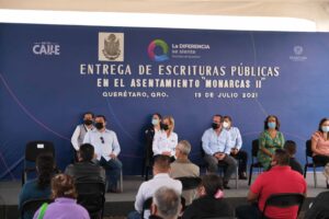 Entregan SEDESOQ y Municipio de Querétaro 45 escrituras en Monarcas II