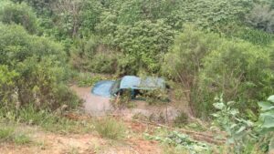 Cae camioneta a canal de agua en La Llave, SJR