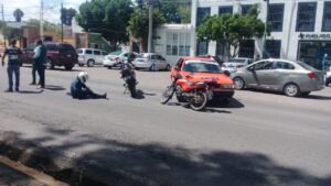 Taxista corta circulación y provoca choque con dos motociclistas sobre Juárez