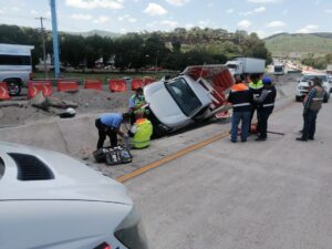 Tráiler se queda sin frenos e impacta camioneta sobre la 57