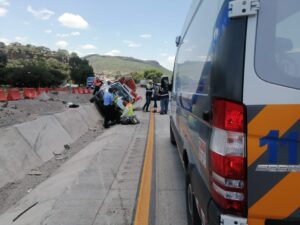 Tráiler se queda sin frenos e impacta camioneta sobre la 57