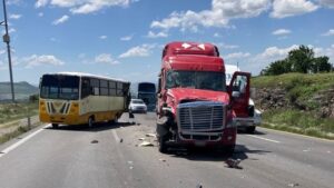 Fuerte choque entre tráiler y camión de pasajeros en la 57