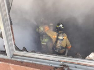 Bomberos de Ezequiel Montes sofocan incendio en preescolar en Colón