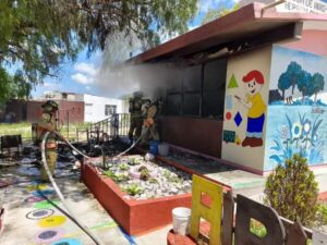 Bomberos de Ezequiel Montes sofocan incendio en preescolar en Colón