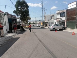 Mujer pierde el control de su auto en Quintas de Guadalupe