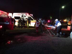 Tráiler se queda sin frenos y se impacta contra un local sobre avenida Panamericana en SJR