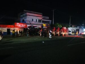 Tráiler se queda sin frenos y se impacta contra un local sobre avenida Panamericana en SJR