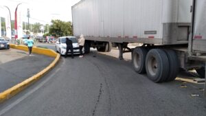 Tráiler con doble remolque choca auto compacto sobre Antigua Panamericana