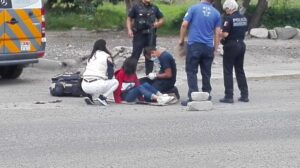 Sufre golpes al caer de su motocicleta