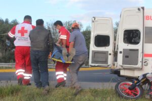 Motociclista sufre violenta caída sobre avenida Constituyentes