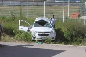 Aparatoso choque entre camión y auto sobre la 57