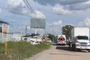 Aparatoso choque entre camión y auto sobre la 57