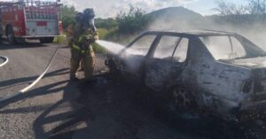 Bomberos de Ezequiel Montes sofocan incendio de auto