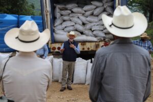 SEDEA entrega suplemento de minerales y vitaminas para bovinos en Pinal de Amoles