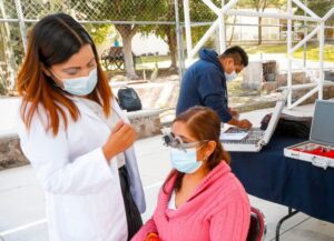 DIF estatal entregó auxiliares auditivos y aplicó exámenes de la vista para beneficiarios de 7 municipios