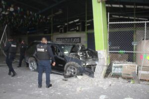 Camioneta se incrusta contra fachada de negocio en avenida Central