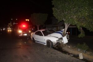 Impactante choque de Mustang contra árbol en avenida Lomas del Pedregoso