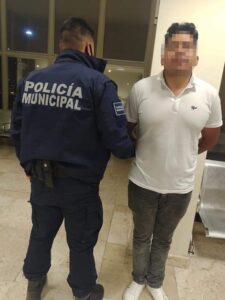 Detienen a tres personas por sustraer cables para teléfono celular y dinero en Granjas Banthí