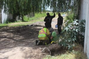 Conduce en aparente estado etílico, pierde el control y cae a canal de agua