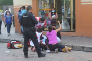 Joven cae y se golpea la cabeza en el Centro de San Juan del Río