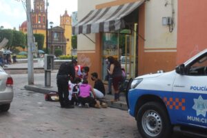 Joven cae y se golpea la cabeza en el Centro de San Juan del Río