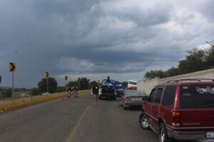 Un lesionado en brutal choque entre auto y camión de pasajeros