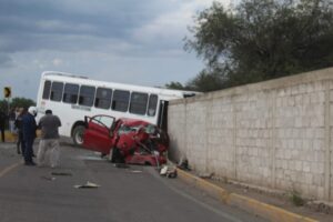 Un lesionado en brutal choque entre auto y camión de pasajeros