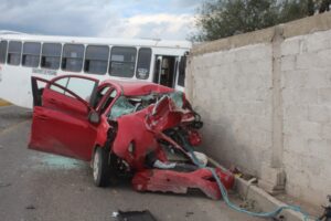 Un lesionado en brutal choque entre auto y camión de pasajeros