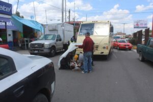 Arrolla camión de trasporte público a una adulta mayor