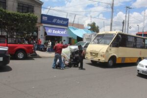 Arrolla camión de trasporte público a una adulta mayor