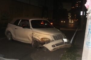 Chocan, abandonan el auto y al compañero de parranda