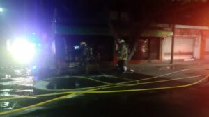 Fuego devora frutería ubicada en calles céntricas de San Juan del Río