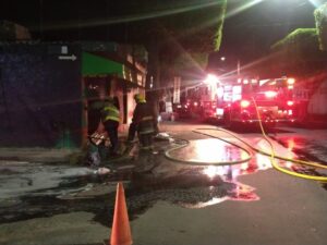 Fuego devora frutería ubicada en calles céntricas de San Juan del Río