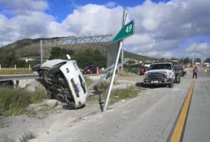 Aparatosa salida del camino de auto compacto sobre la autopista 57