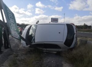 Aparatosa salida del camino de auto compacto sobre la autopista 57