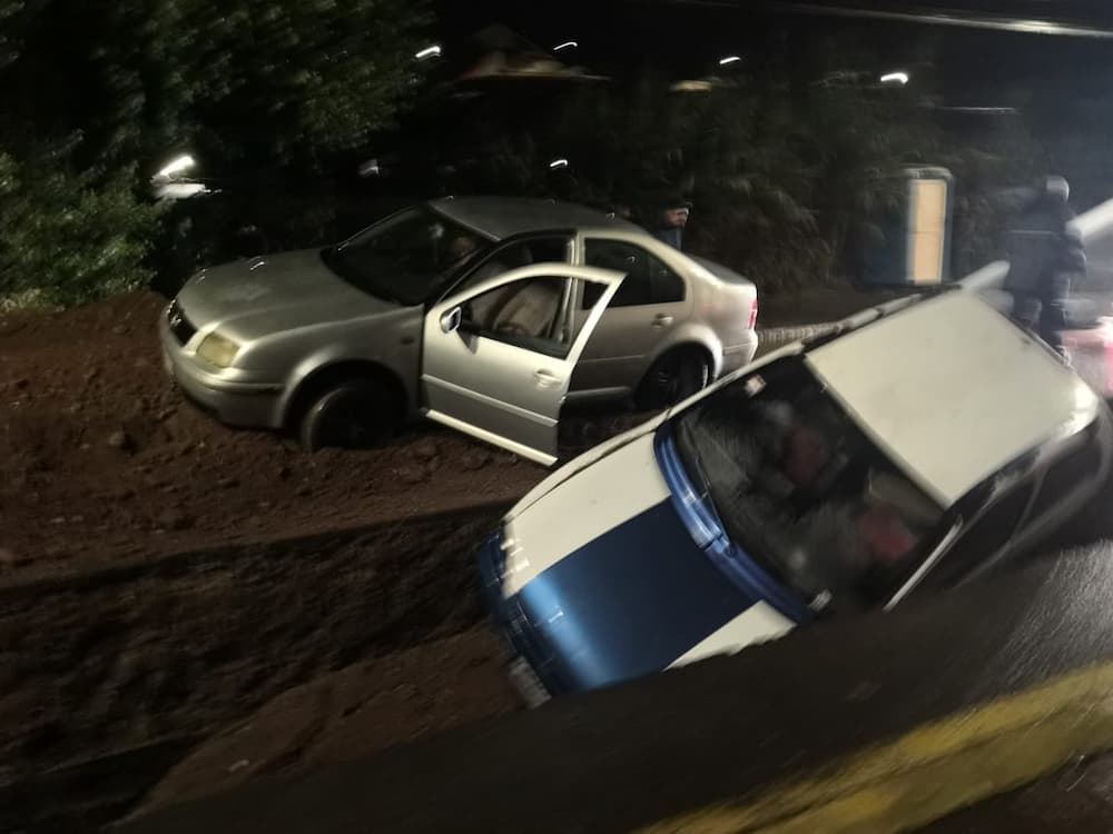 Autos se accidentan en obras del dren pluvial de boulevard Hidalgo