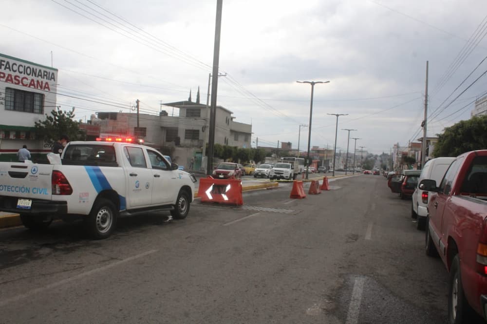 Aparece hundimiento en avenida México en zona donde construyeron dren pluvial