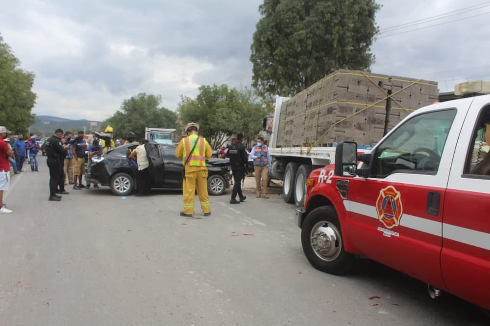 Dos lesionadas en fuerte choque entre camión materialista y auto en Visthá