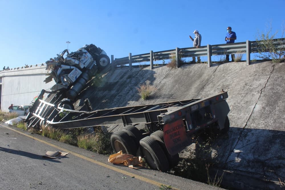 Tres conductores sobreviven a impresionante accidente en el Trébol, sobre la 57, en SJR