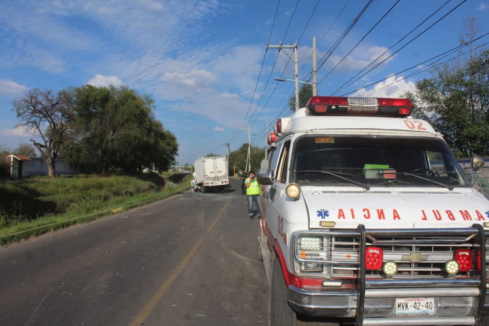 Aparatosa volcadura de camión materialista sobre canal de Santa Clara en SJR