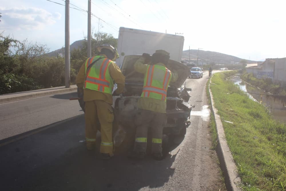 Aparatosa volcadura de camión materialista sobre canal de Santa Clara en SJR