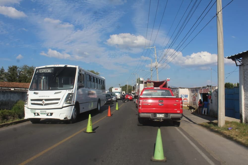 Aparatosa volcadura de camión materialista sobre canal de Santa Clara en SJR