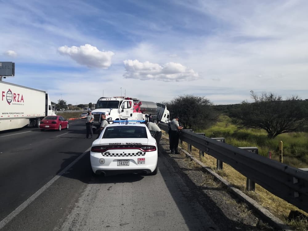 Pesada unidad "se lleva de corbata" a un auto compacto sobre la 57, en SJR