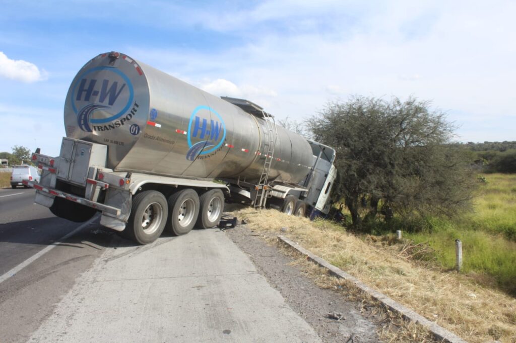 Pesada unidad "se lleva de corbata" a un auto compacto sobre la 57, en SJR