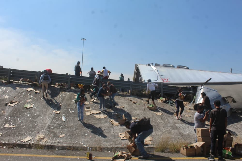 Rapiña en volcadura de tráiler cargado con bebidas alcohólicas en SJR