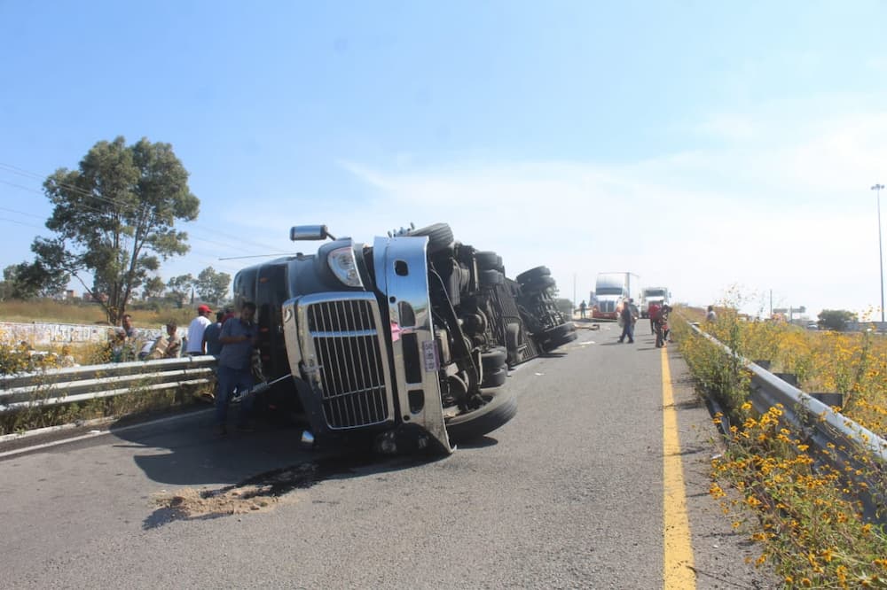 Rapiña en volcadura de tráiler cargado con bebidas alcohólicas en SJR