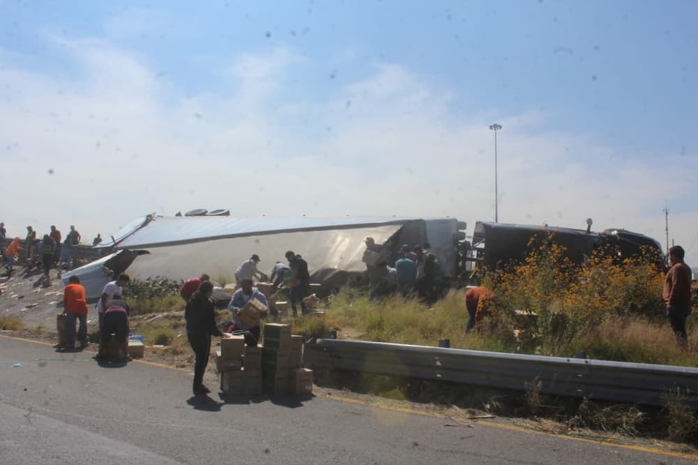 Rapiña en volcadura de tráiler cargado con bebidas alcohólicas en SJR