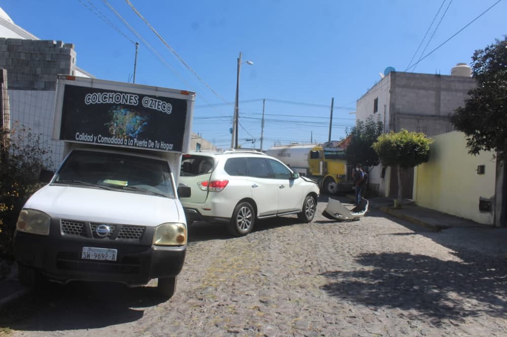 Pipa hace carambola al chocar contra tres camionetas en la colonia México, SJR