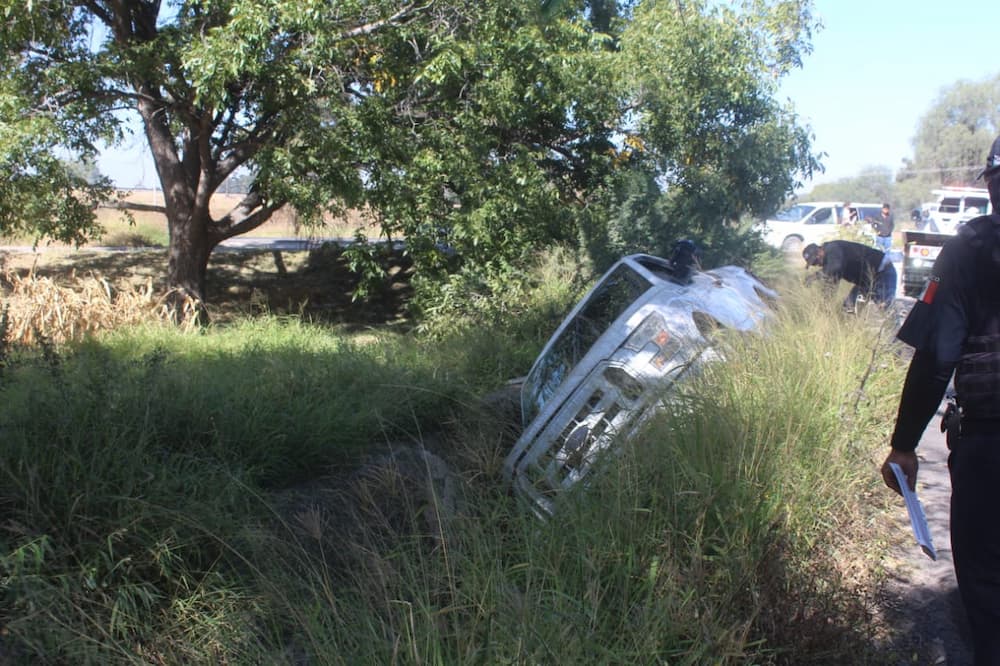 Camioneta vuelca sobre canal en la carretera La Estancia-La Llave