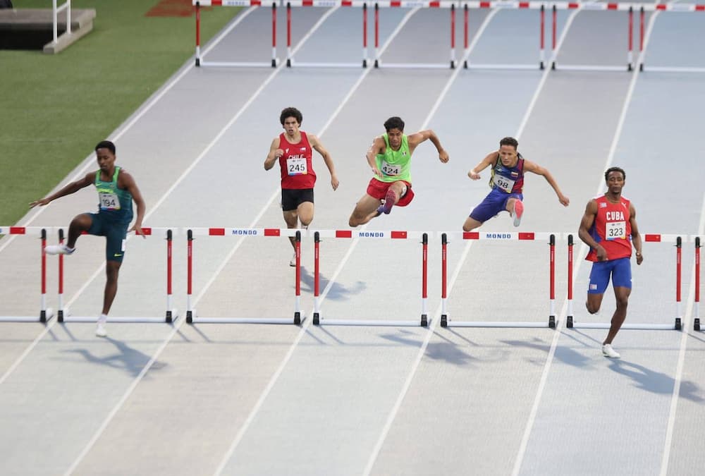 Participan queretanos en salto con garrocha y velocidad